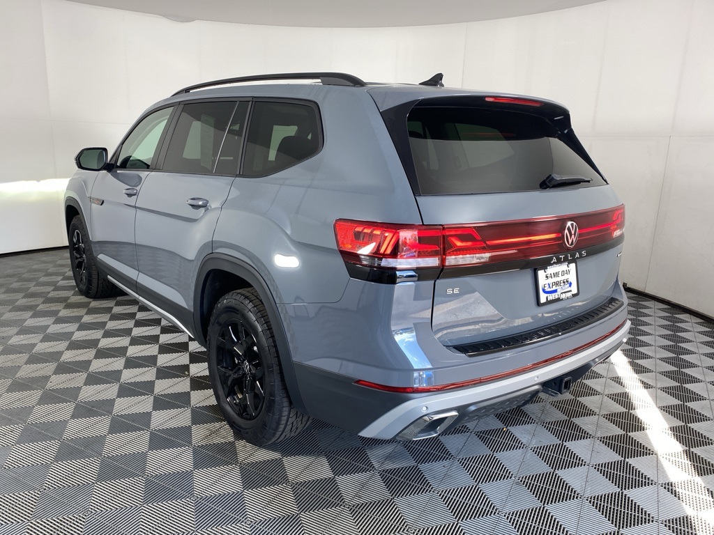 2025 Volkswagen Atlas Peak Edition SE photo 2