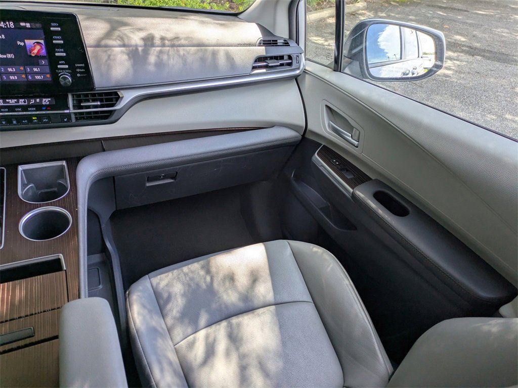 2023 Toyota Sienna XLE photo 24