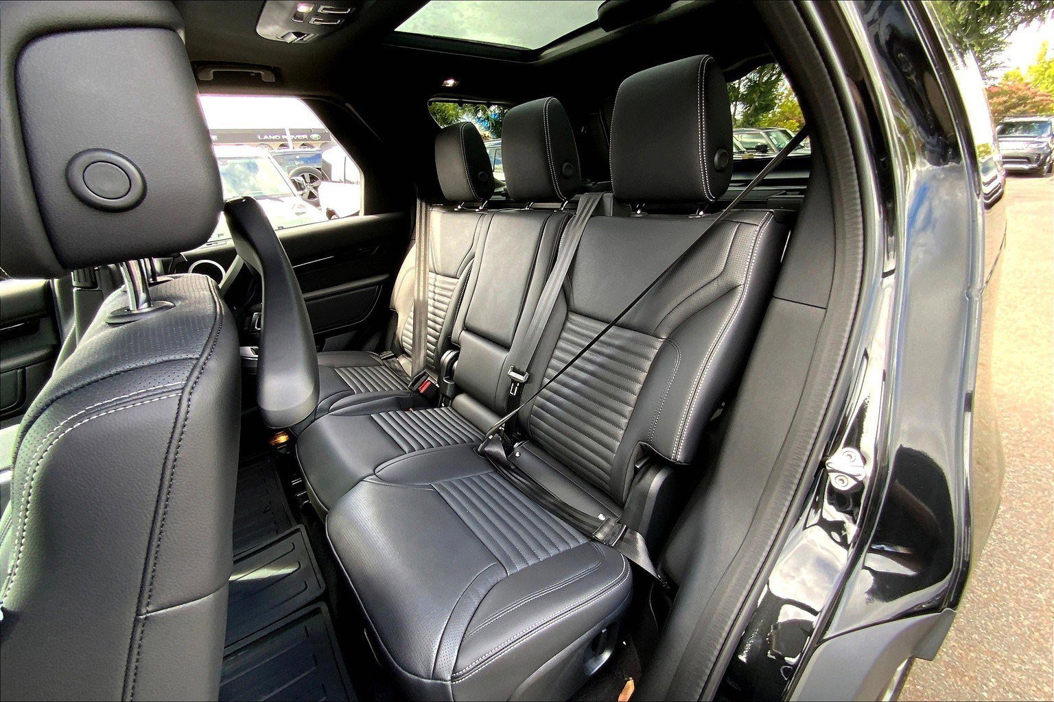 2025 Land Rover Discovery S photo 10