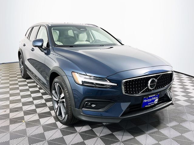 2026 Volvo V60 Cross Country Plus's photo