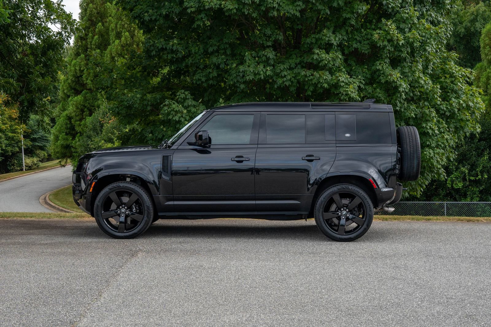 2023 Land Rover Defender V8 photo 3