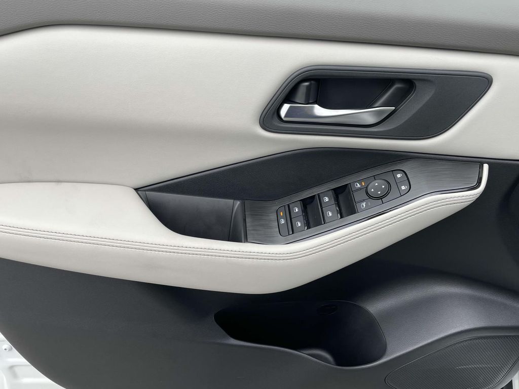 2025 Nissan Rogue SV photo 13
