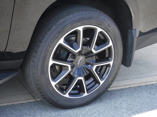 2022 Chevrolet Suburban RST photo 3