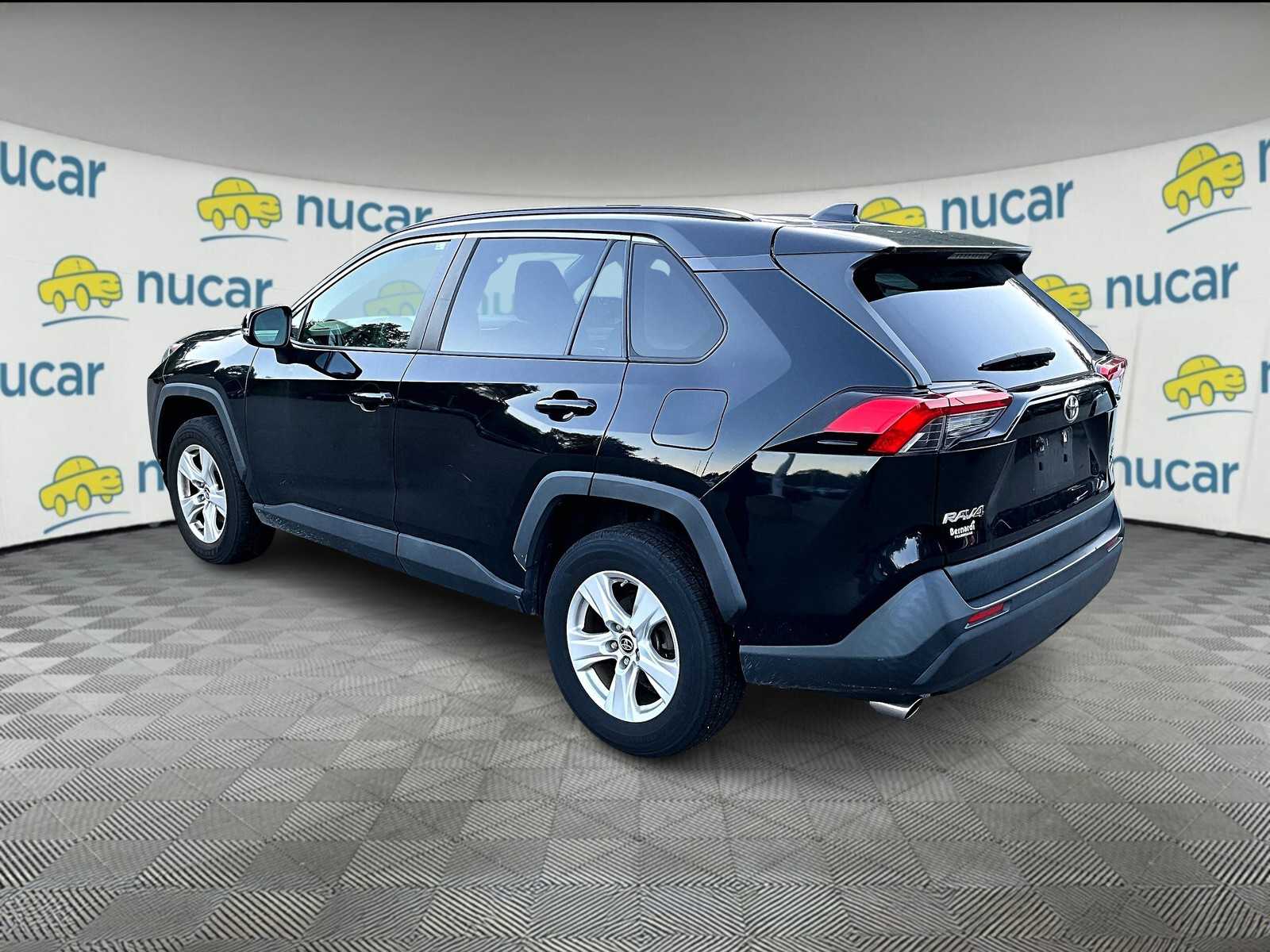 2019 Toyota RAV4 XLE Premium photo 3