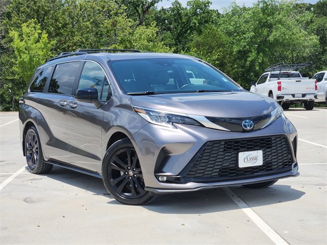 2022 Toyota Sienna XSE's photo