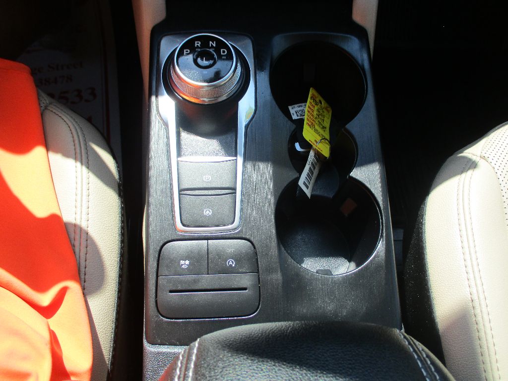 2022 Ford Escape SEL photo 9