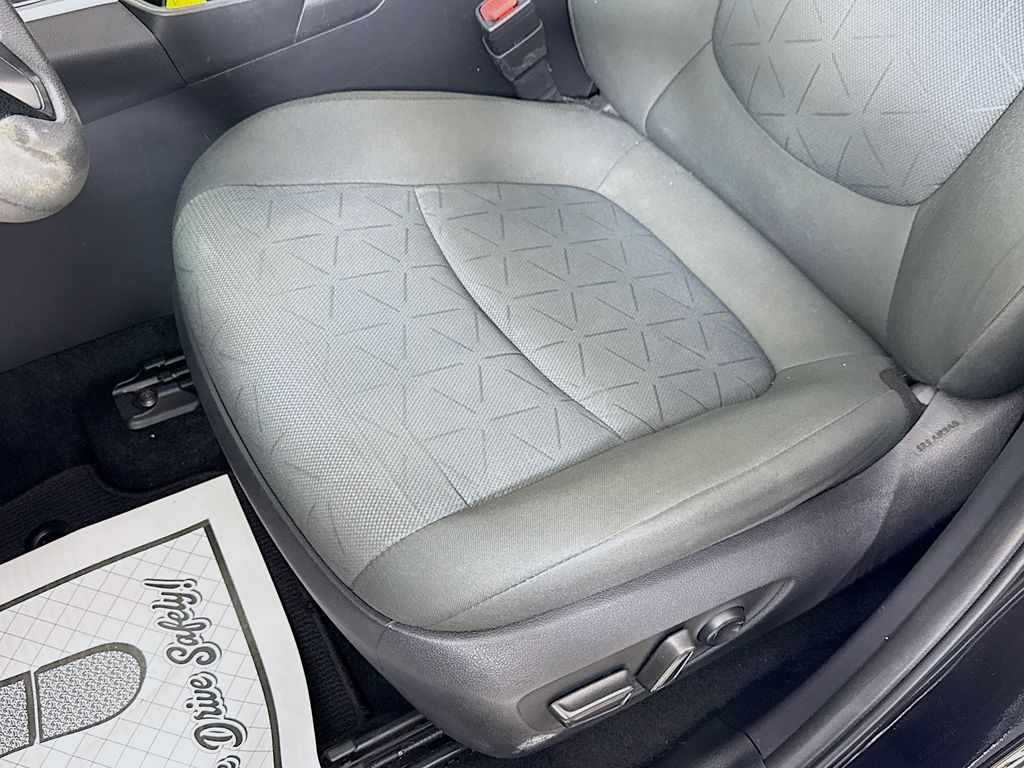 2022 Toyota RAV4 XLE photo 21