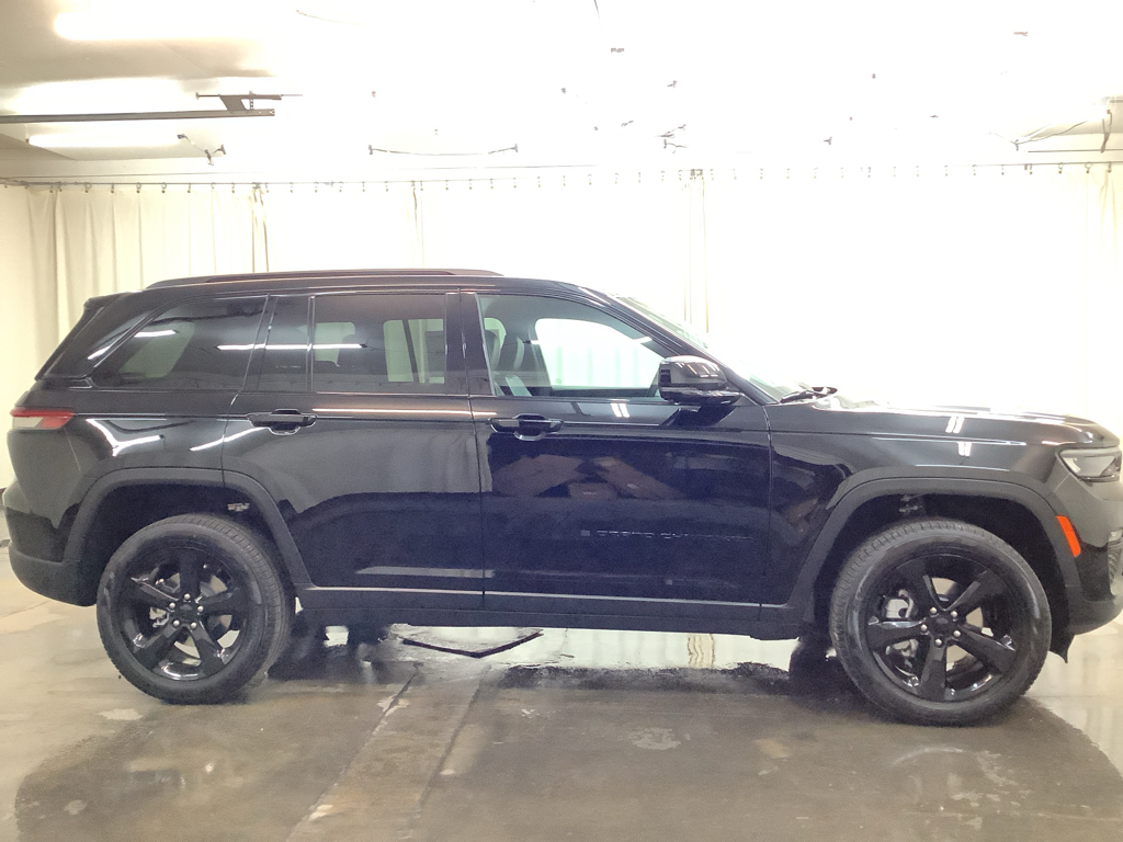 2025 Jeep Grand Cherokee Limited photo 2