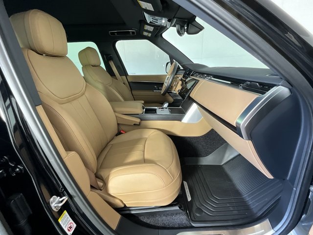2025 Land Rover Range Rover SE photo 3