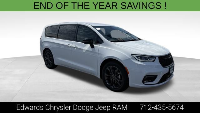 2026 Chrysler Pacifica Select's photo