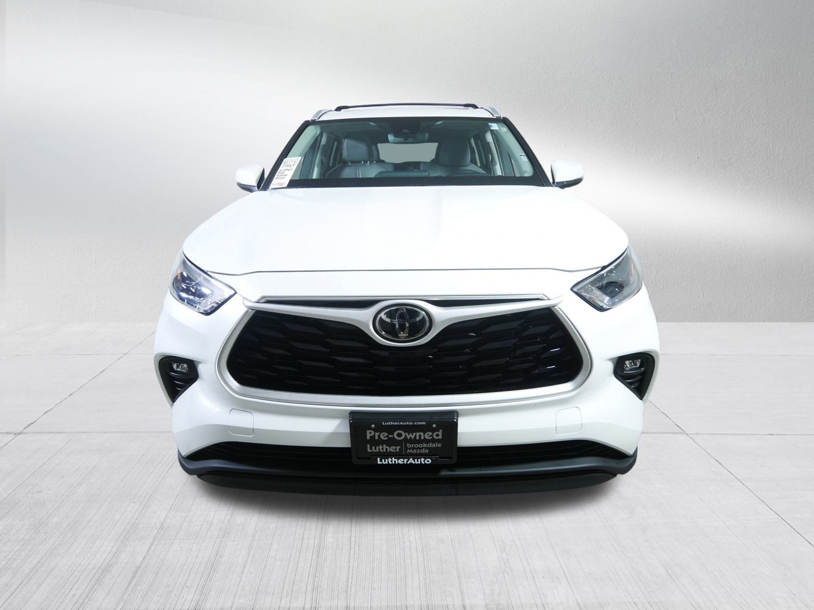 Used 2022 Toyota Highlander XLE with VIN 5TDGZRBH0NS257627 for sale in Brooklyn Center, Minnesota