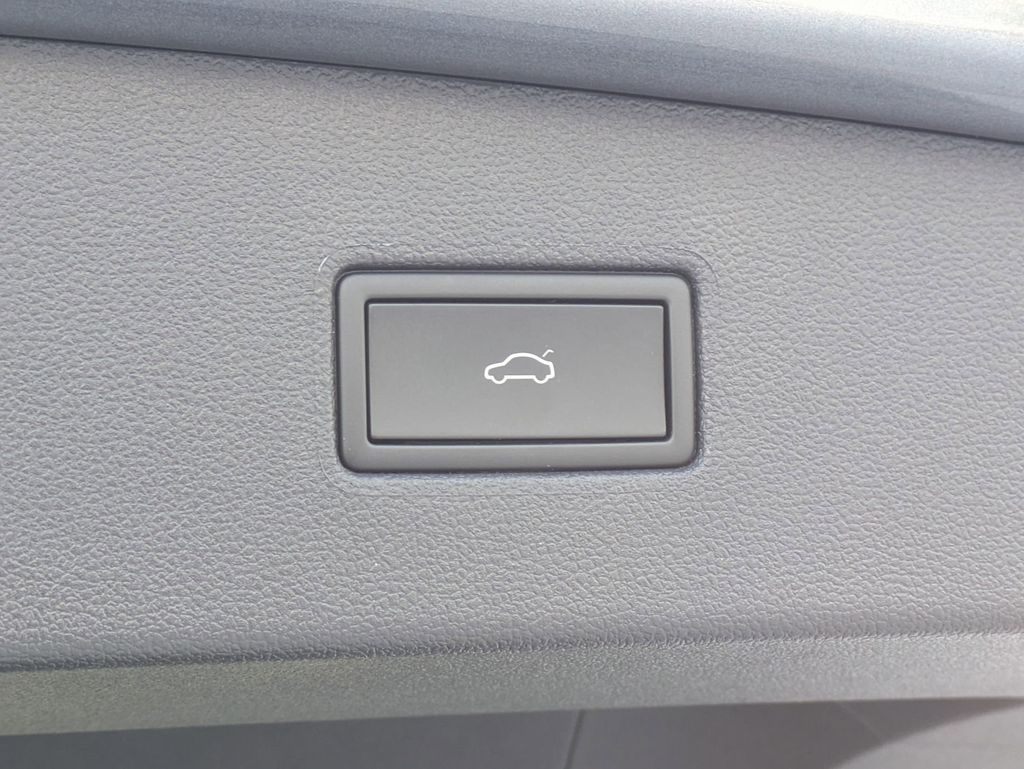 2024 Volkswagen Tiguan SE Wolfsburg Edition photo 22