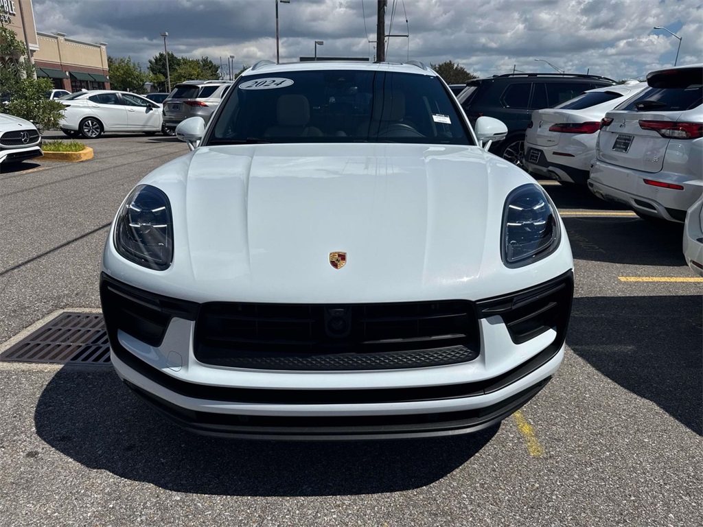 2024 Porsche Macan Base photo 2