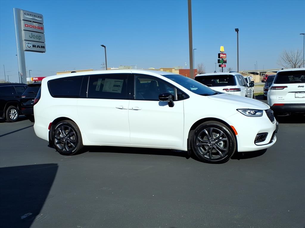 2026 Chrysler Pacifica photo 2