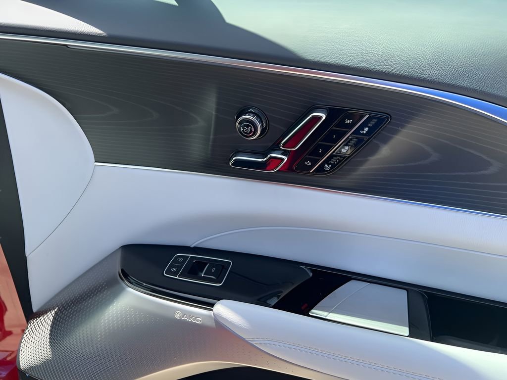 2025 Cadillac Lyriq Luxury photo 14