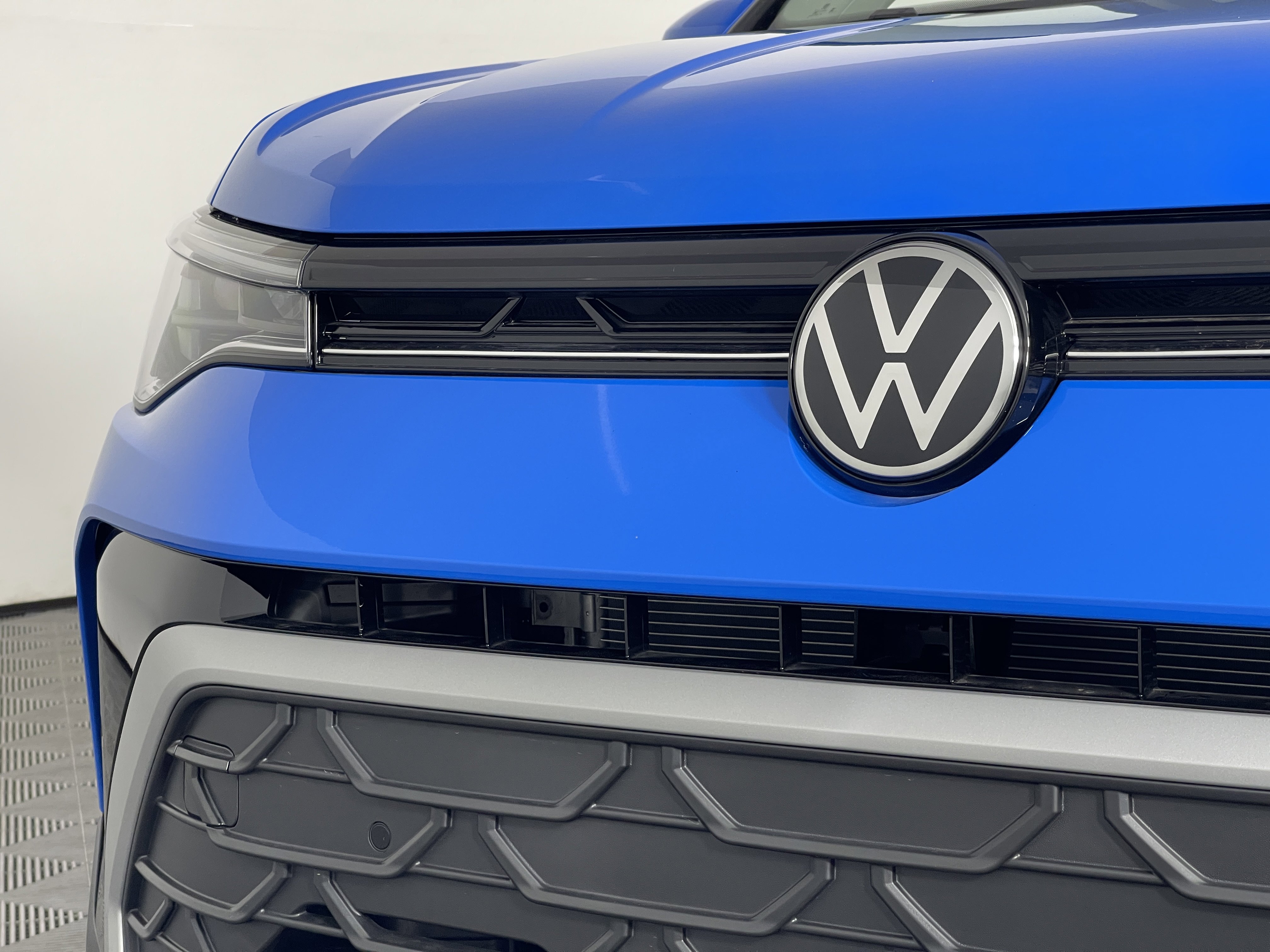 2025 Volkswagen Taos SE photo 2