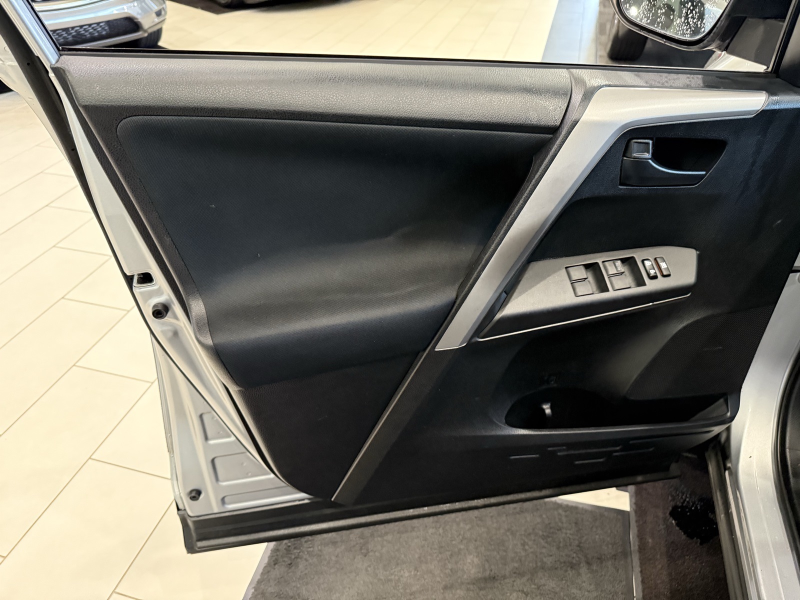 2016 Toyota RAV4 LE photo 23