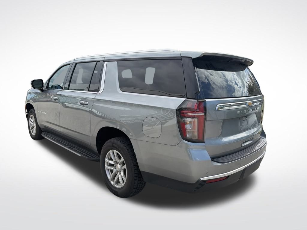 2023 Chevrolet Suburban LT photo 3