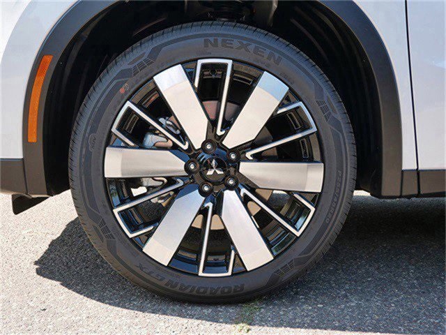 2025 Mitsubishi Outlander SE photo 3