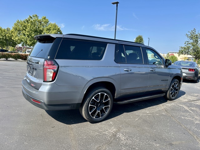 2021 Chevrolet Suburban RST photo 2