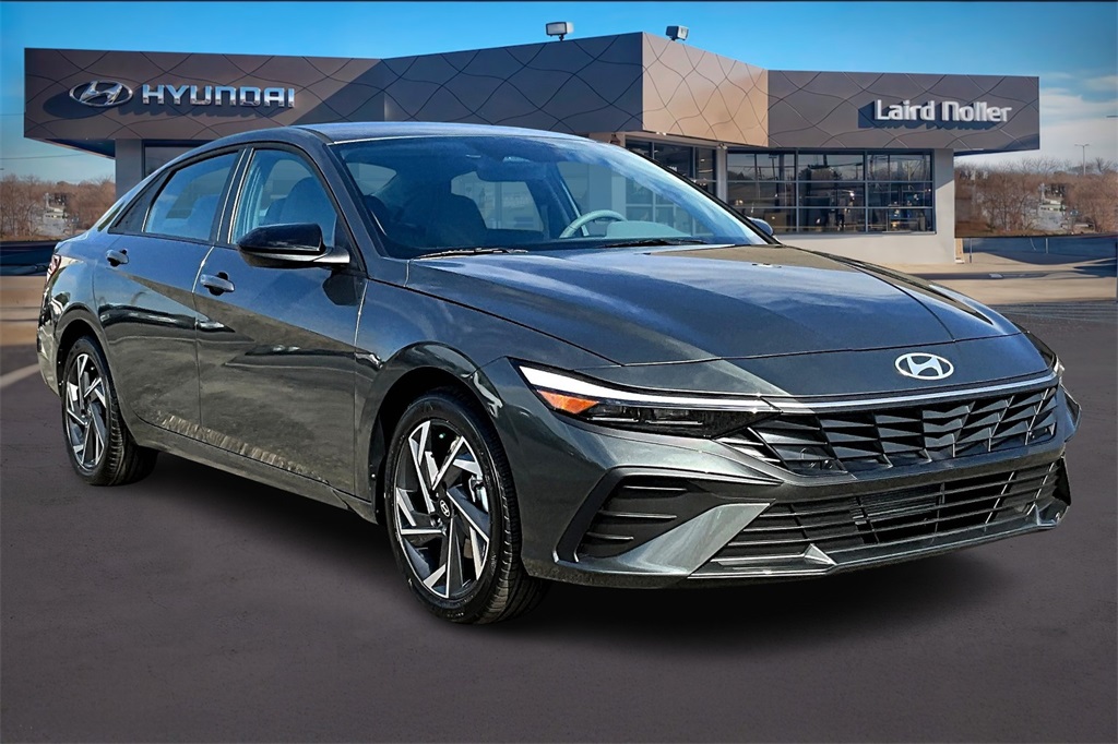 2025 Hyundai Elantra SEL Sport photo 2