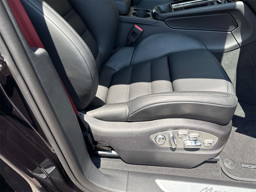 2025 Porsche Macan S photo 16