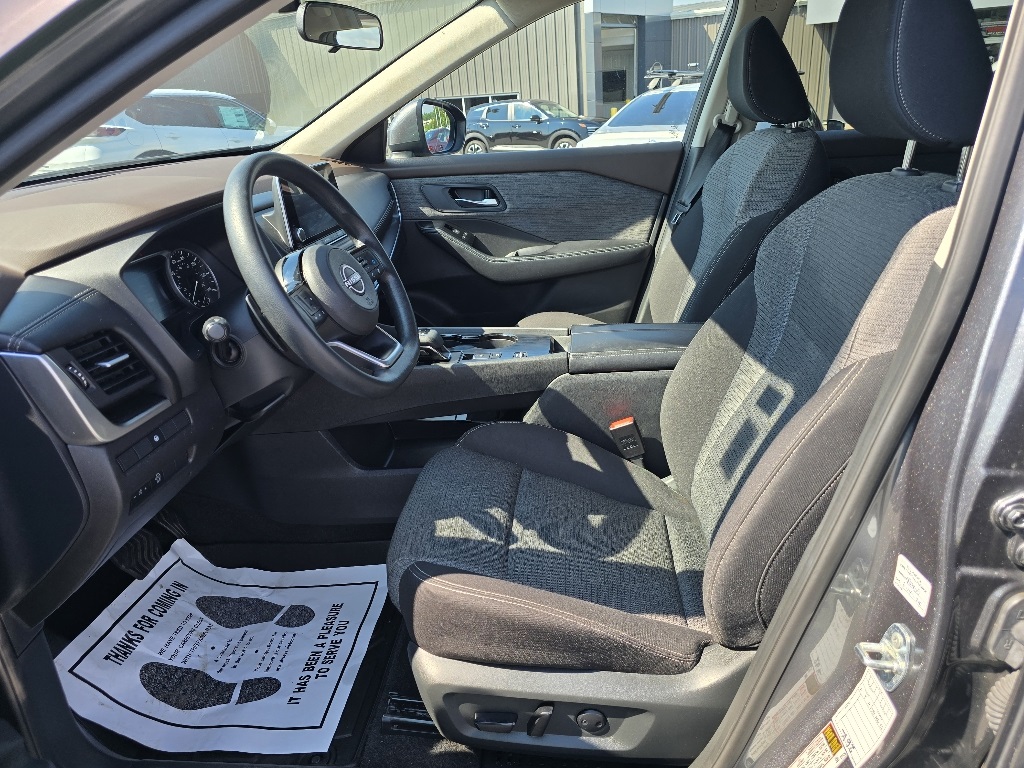 2023 Nissan Rogue SV photo 10