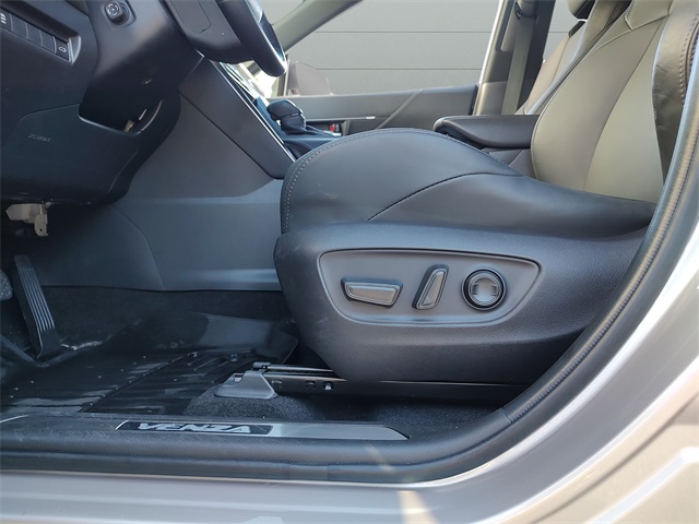 2022 Toyota Venza XLE photo 26