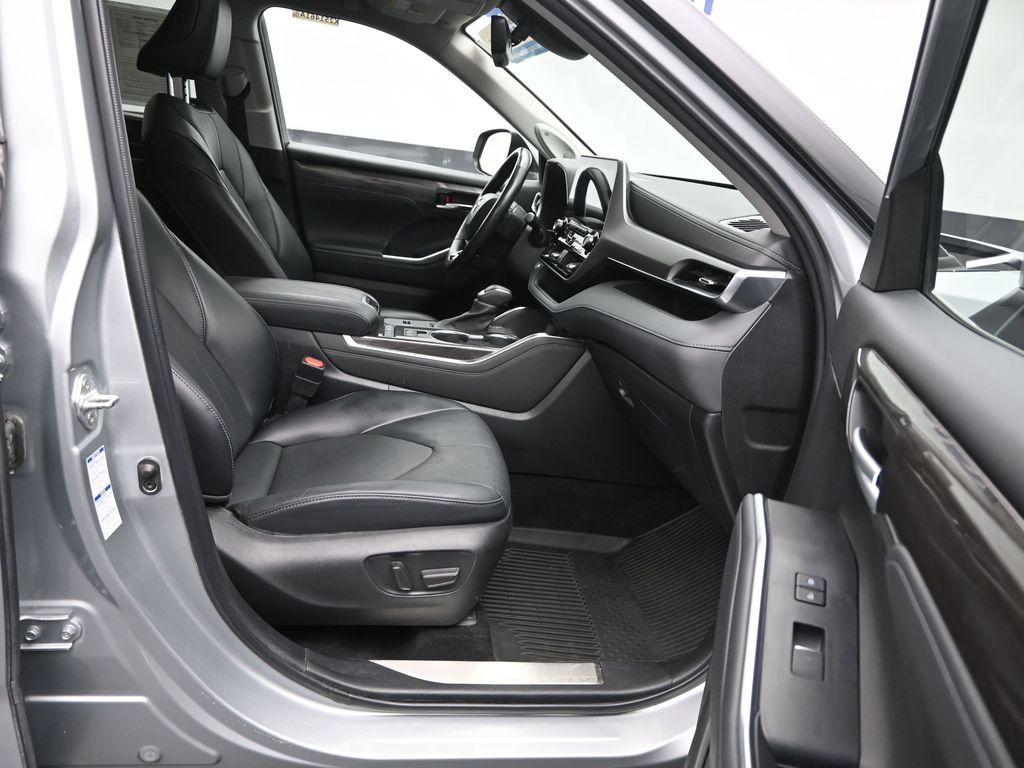 2022 Toyota Highlander Hybrid Limited photo 5