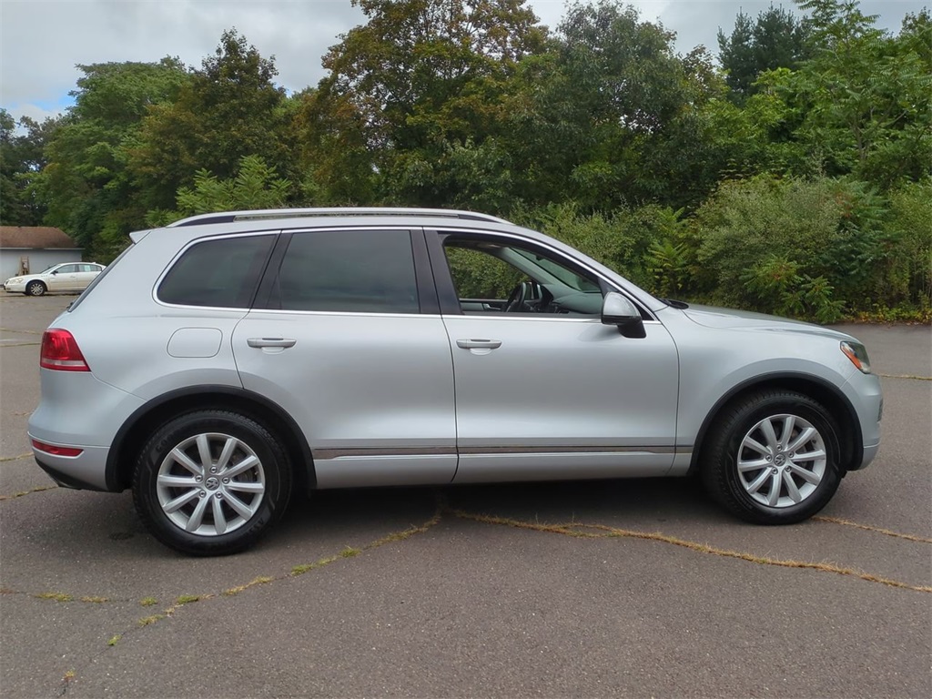2011 Volkswagen Touareg VR6 FSI photo 2