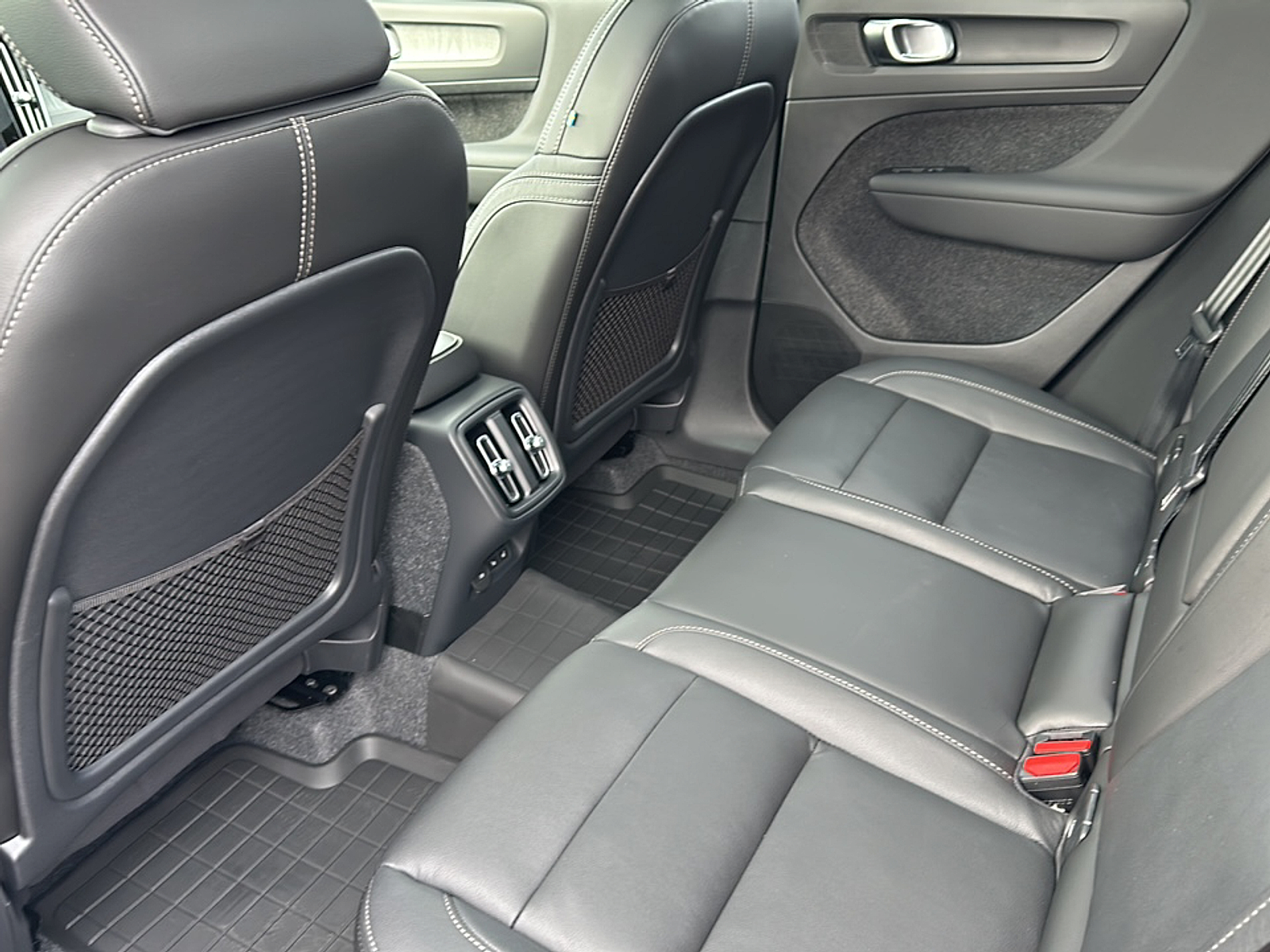 2025 Volvo XC40 AWD Plus photo 8