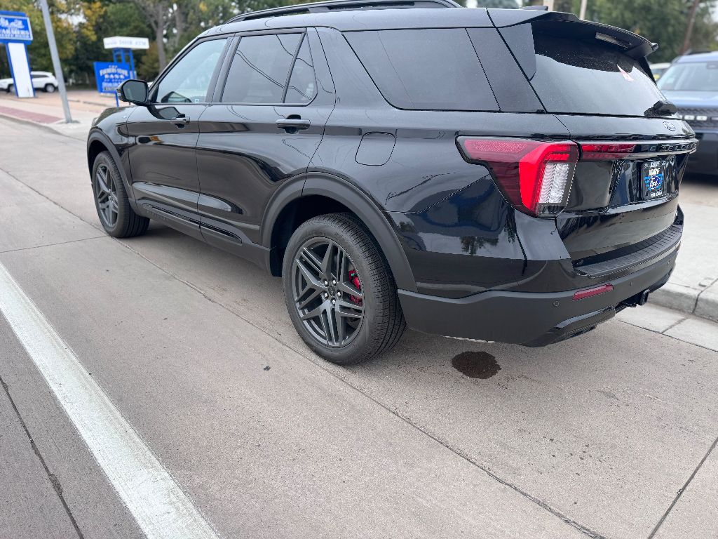 2025 Ford Explorer ST-Line photo 4