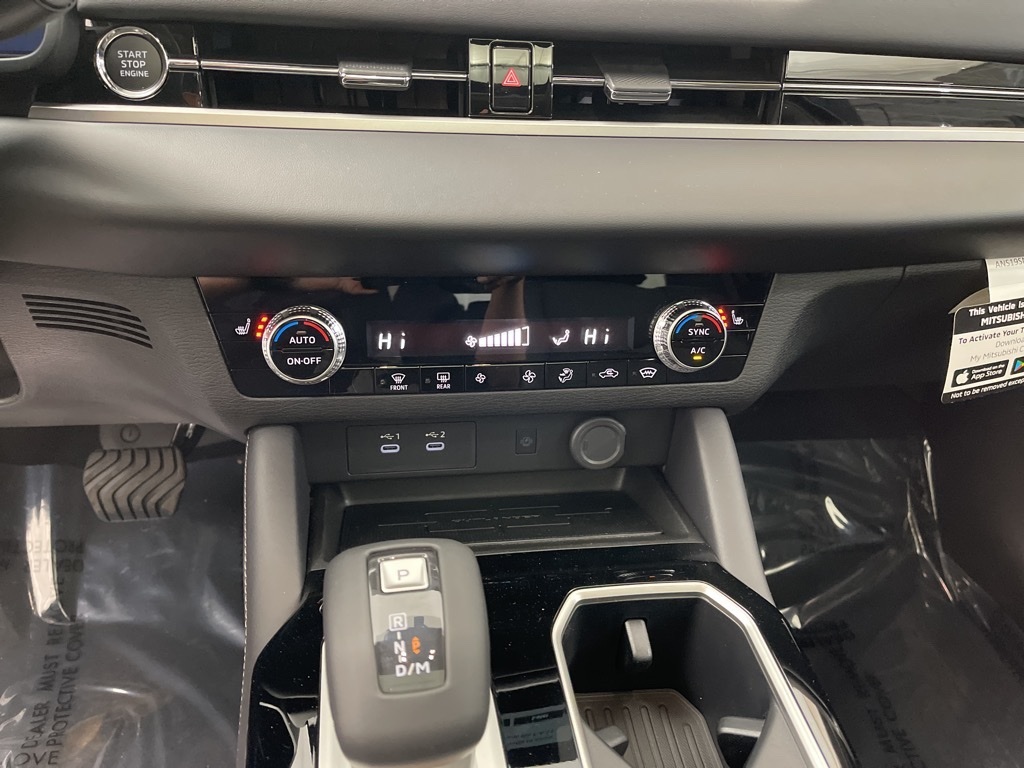 2025 Mitsubishi Outlander SE photo 12