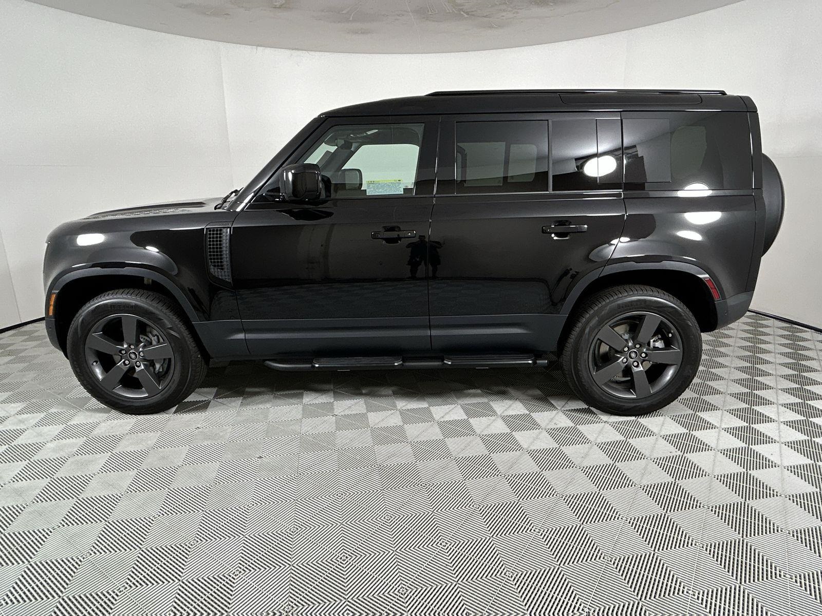 2025 Land Rover Defender 110 S photo 2