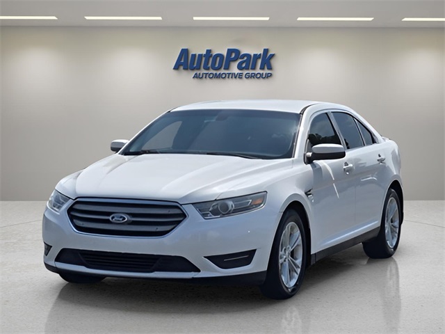 2015 Ford Taurus SEL photo 2