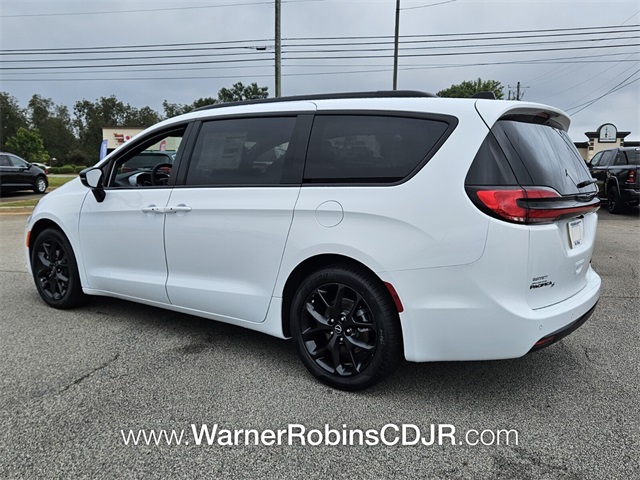 2026 Chrysler Pacifica Limited photo 9