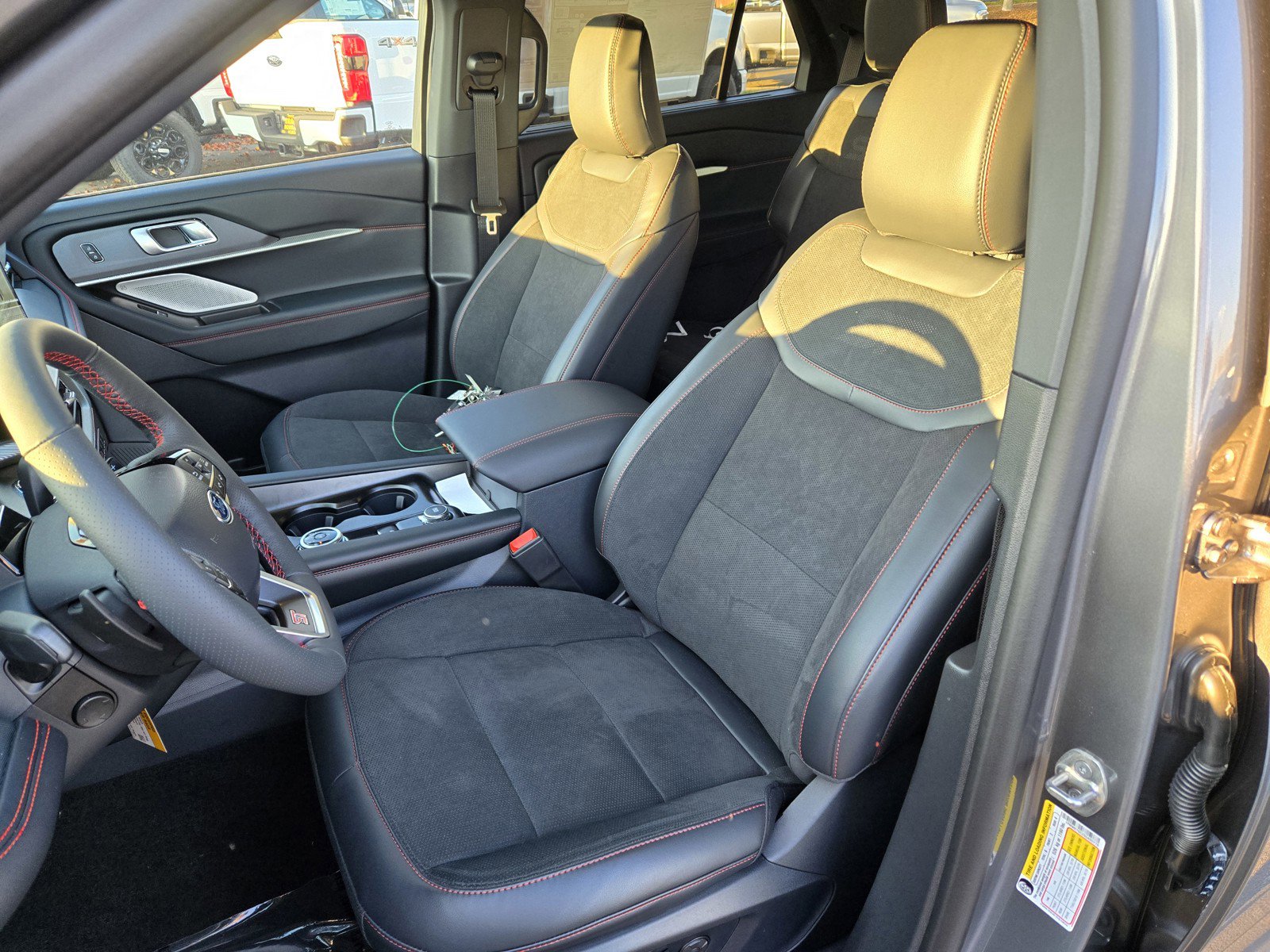 2025 Ford Explorer ST photo 8
