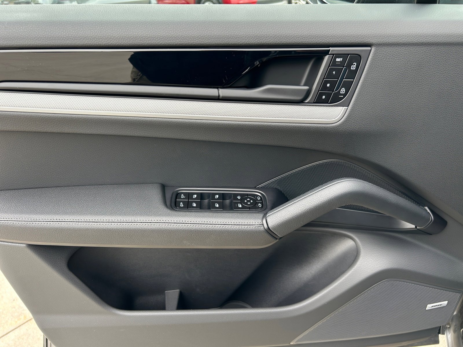 2025 Porsche Cayenne Coupe Base photo 21