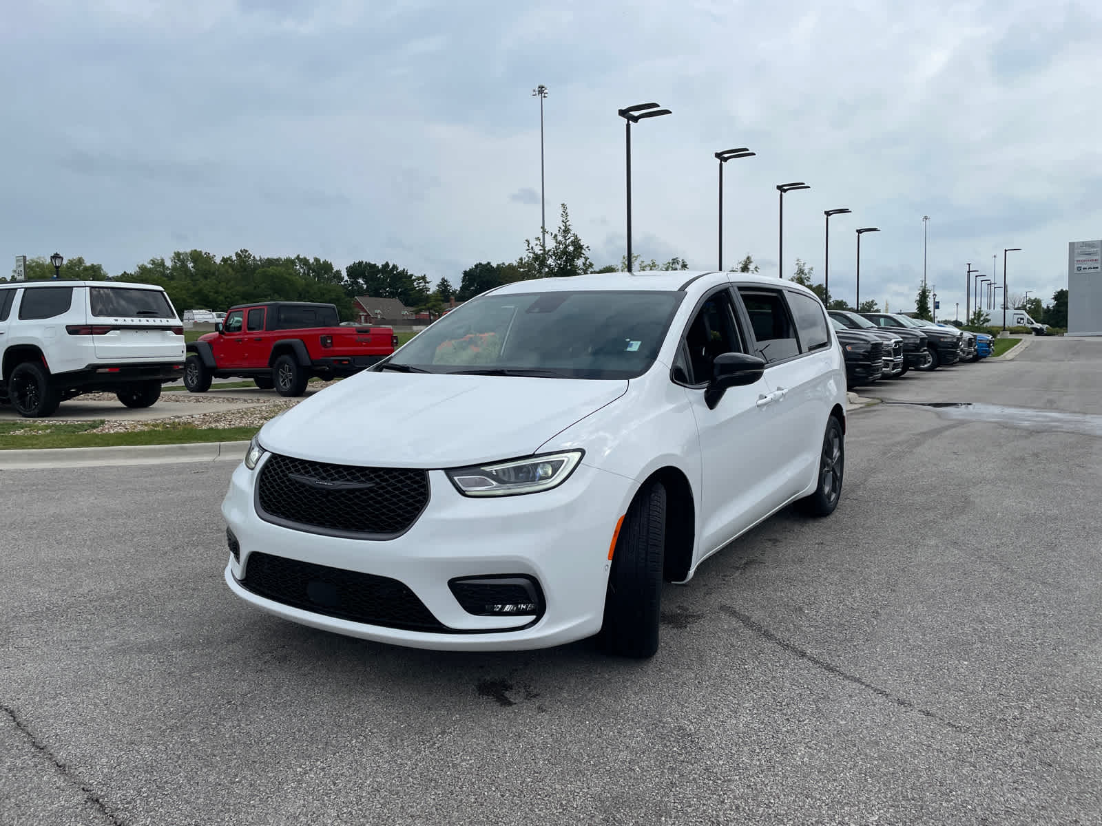 2026 Chrysler Pacifica photo 4