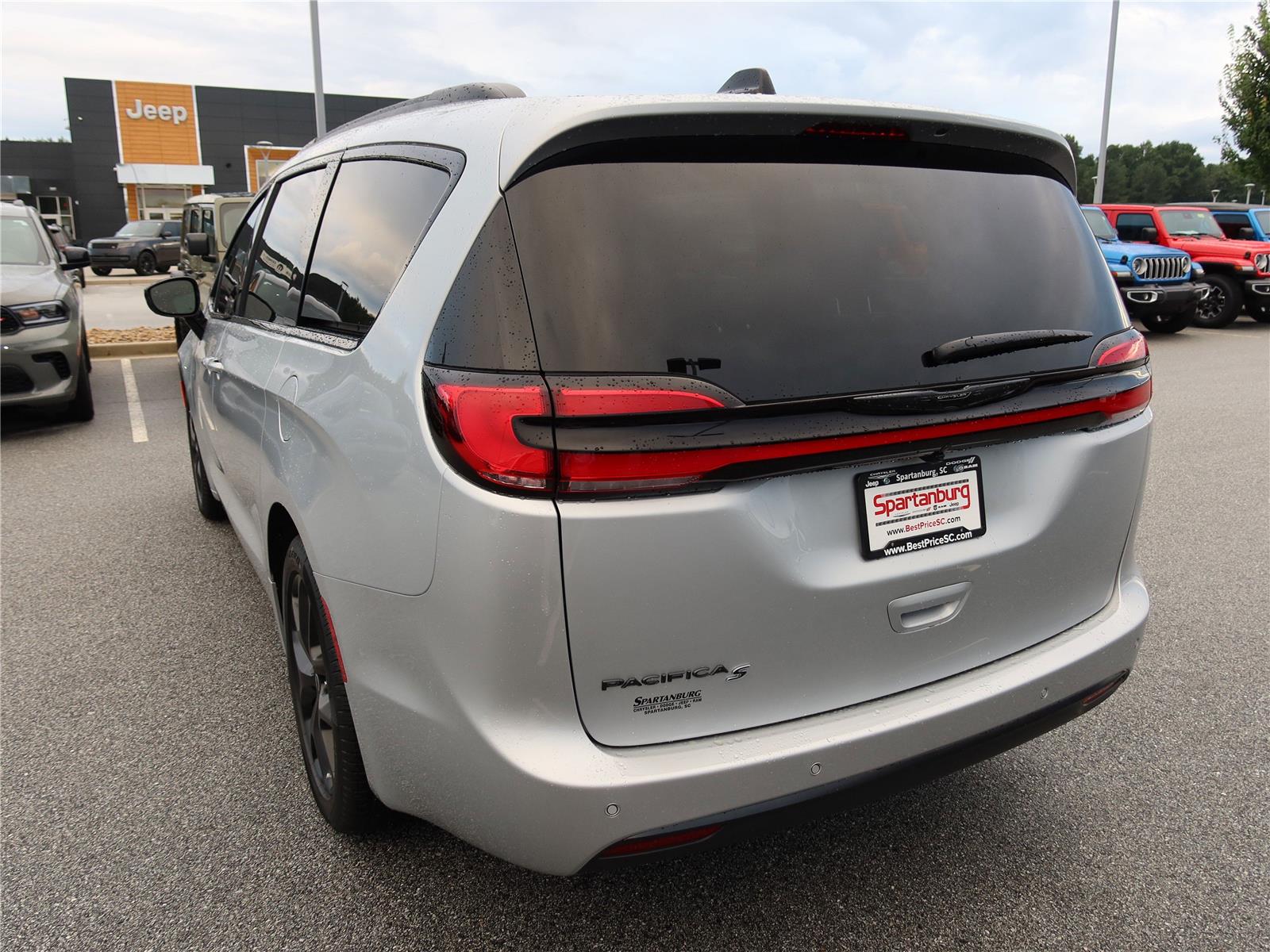 2026 Chrysler Pacifica photo 3
