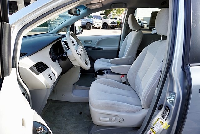 Used 2014 Silver Toyota LE image 13