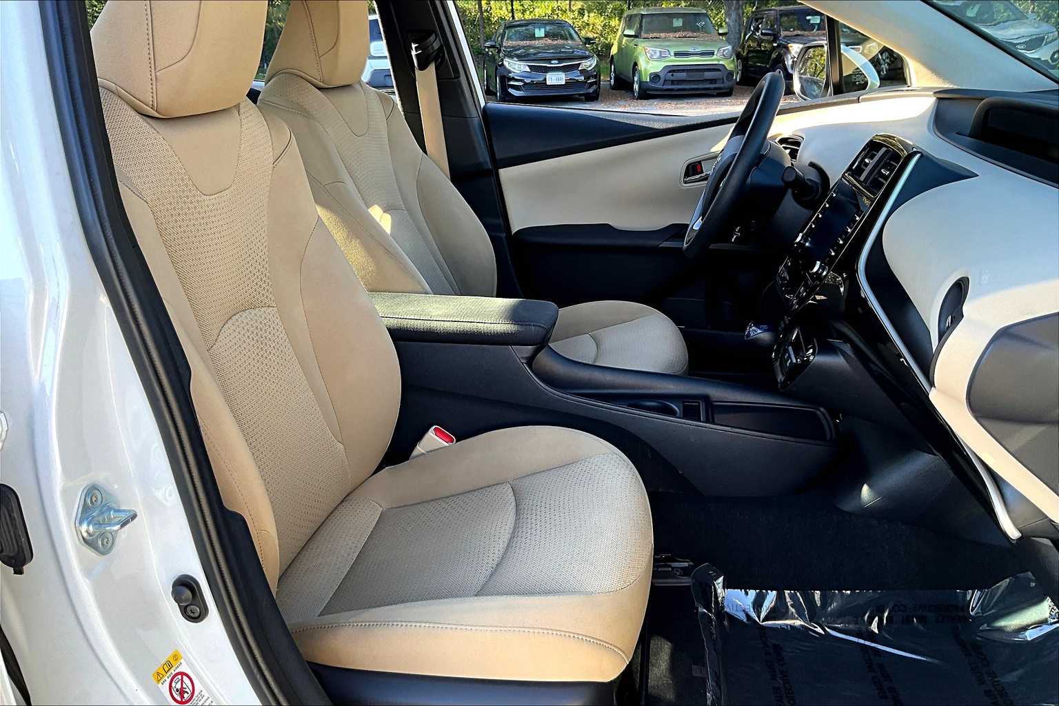 2022 Toyota Prius LE photo 8