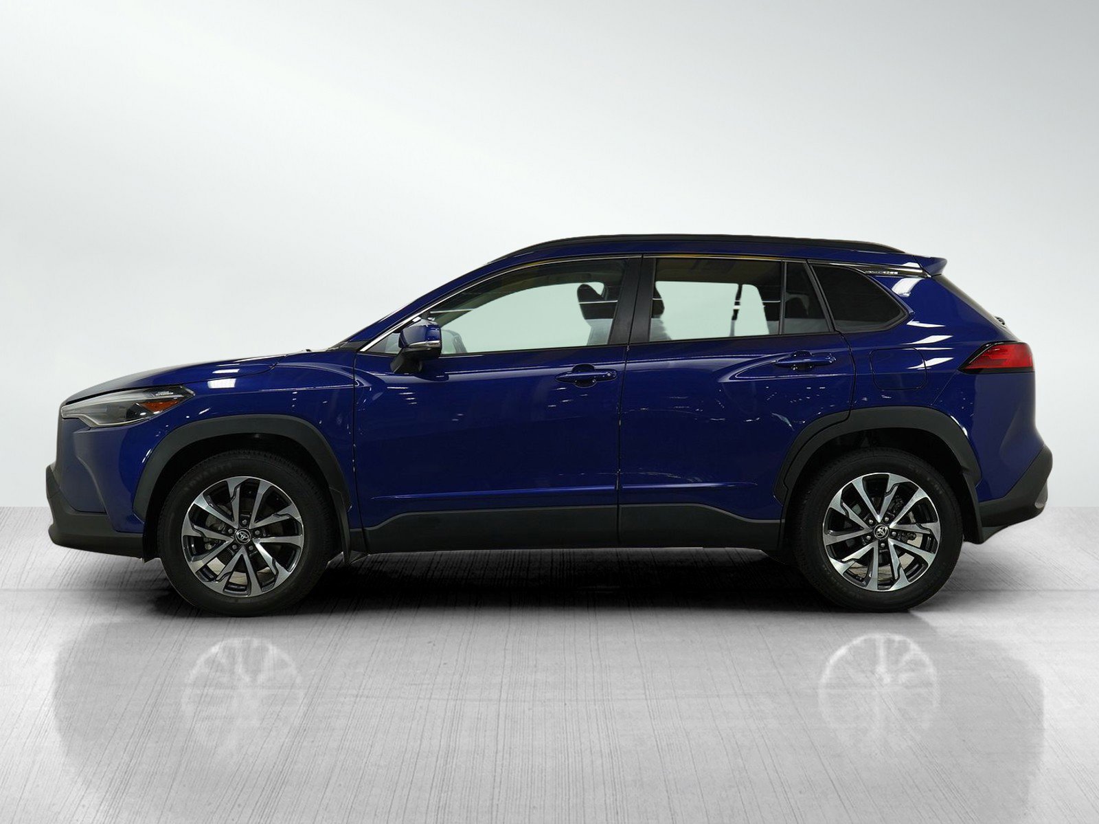 Used 2022 Toyota Corolla Cross XLE with VIN 7MUDAABG9NV034687 for sale in Bloomington, Minnesota