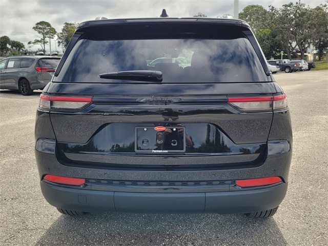 2025 Jeep Grand Cherokee Altitude photo 4