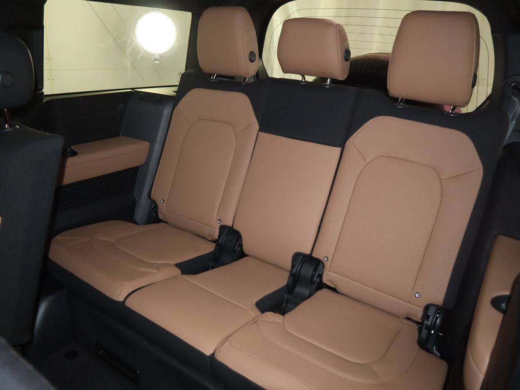2025 Land Rover Defender 130 X photo 17