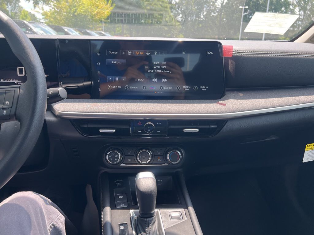 2025 Nissan Kicks SV photo 5