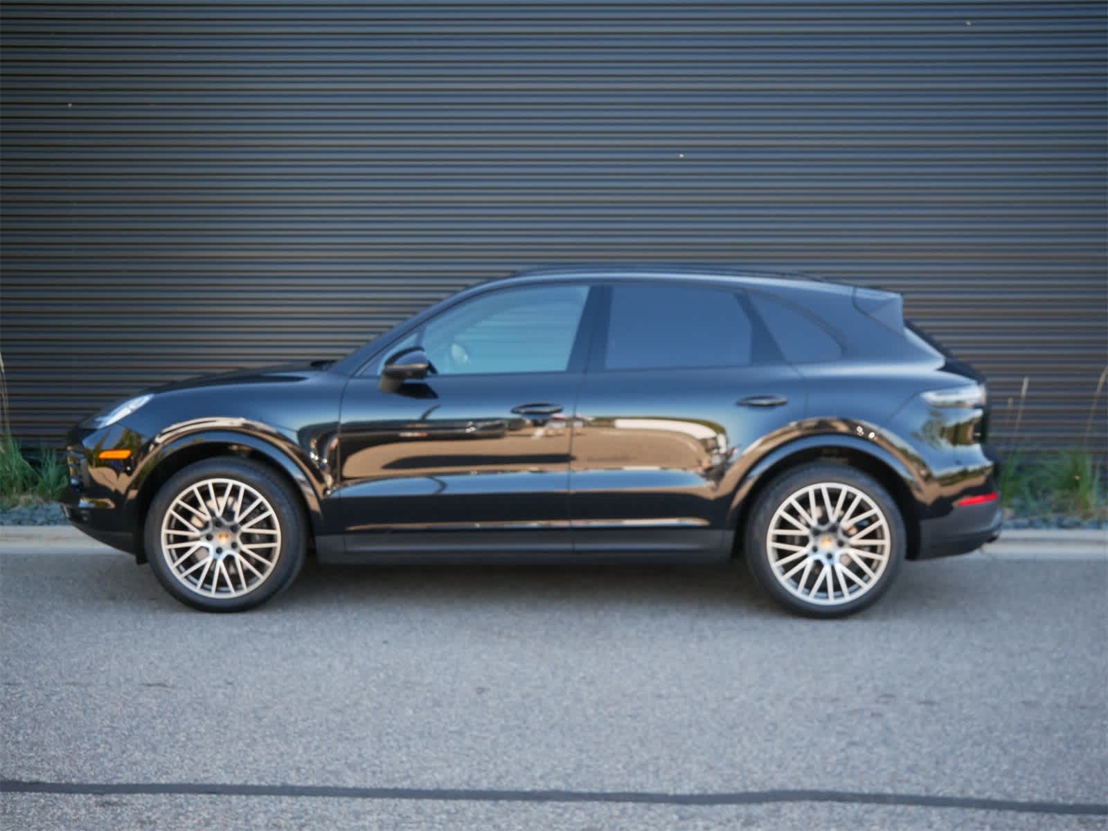 2023 Porsche Cayenne Platinum Edition photo 2
