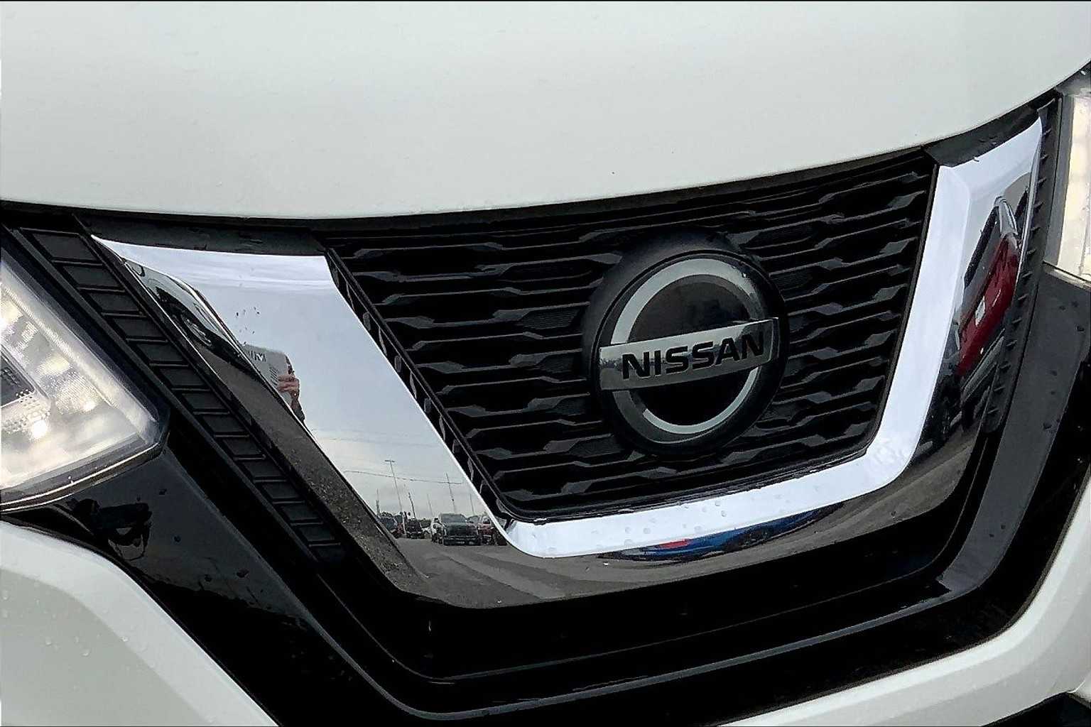 2018 Nissan Rogue SV photo 26