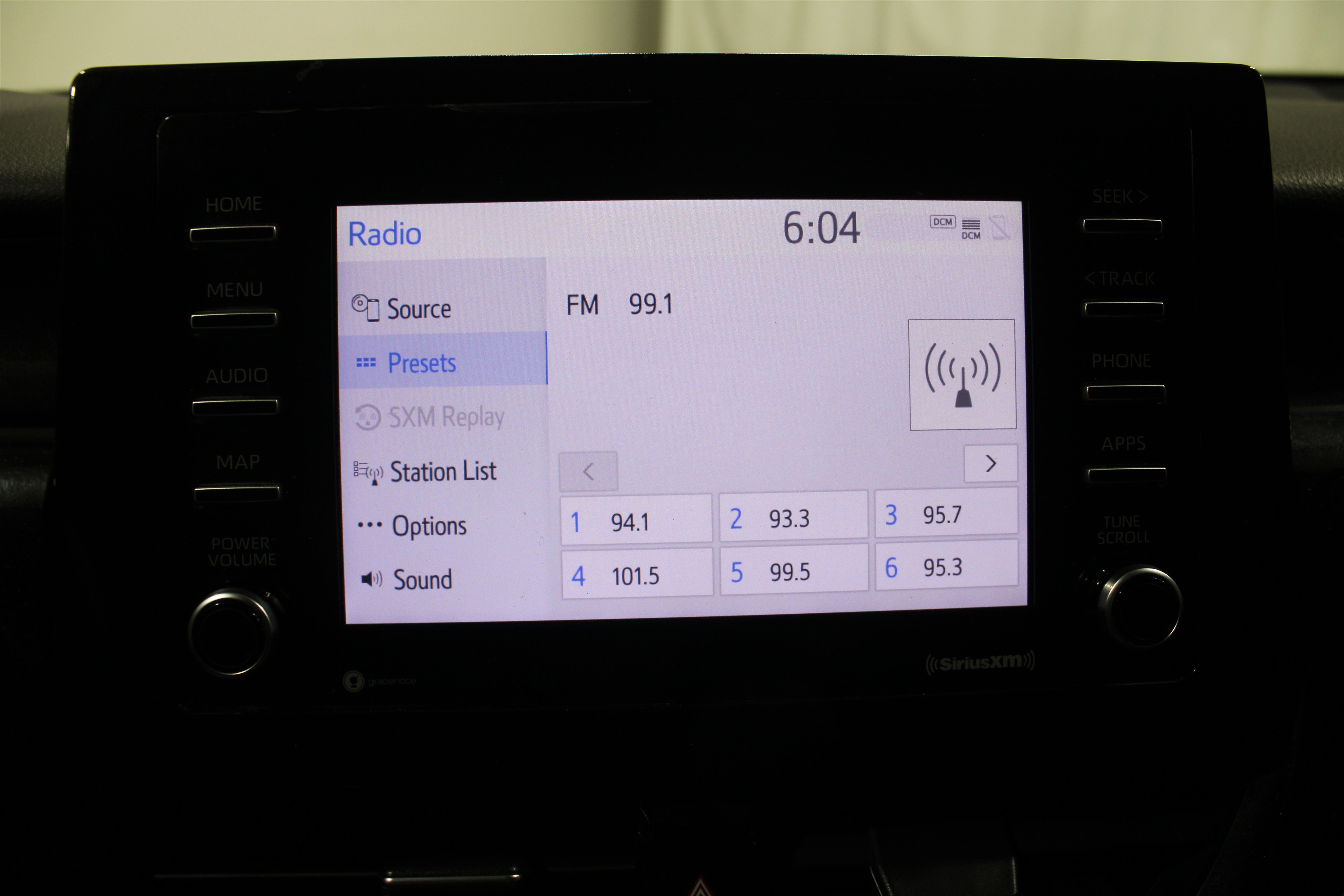 2021 Toyota Camry LE photo 4