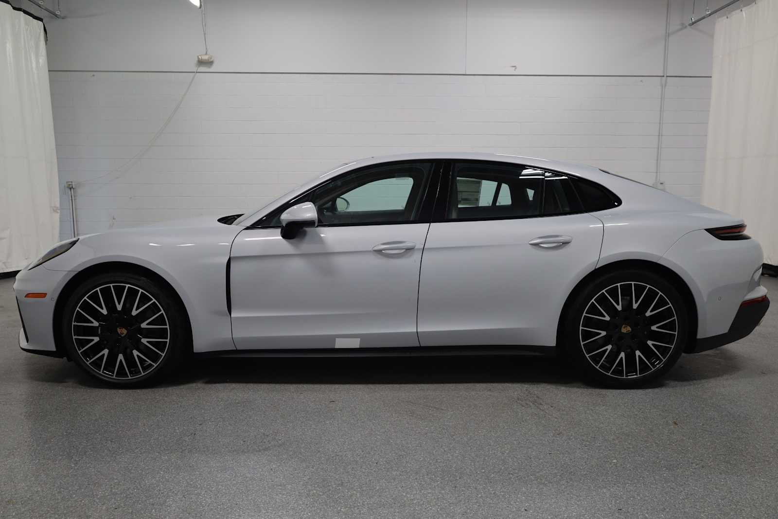 2025 Porsche Panamera 4 photo 2